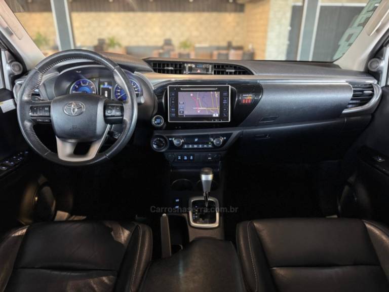 TOYOTA - HILUX - 2016/2017 - Prata - R$ 199.900,00
