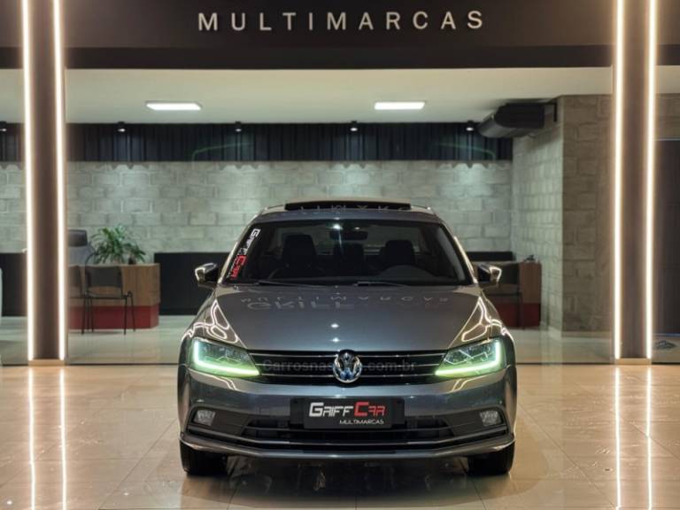 VOLKSWAGEN - JETTA - 2017/2018 - Cinza - R$ 92.900,00