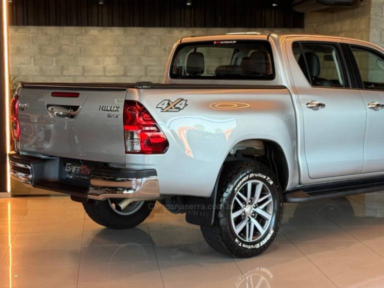 TOYOTA - HILUX - 2016/2017 - Prata - R$ 199.900,00