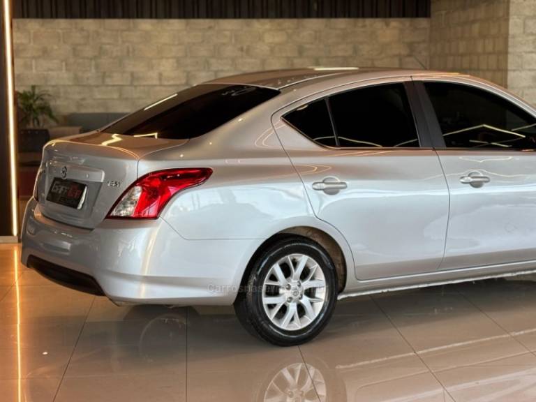 NISSAN - VERSA - 2017/2017 - Prata - R$ 59.900,00