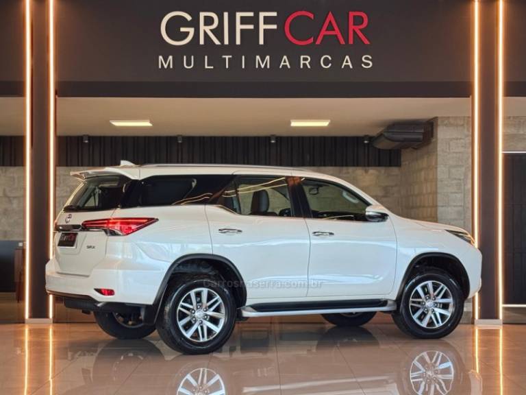 TOYOTA - HILUX SW4 - 2016/2017 - Branca - R$ 214.900,00