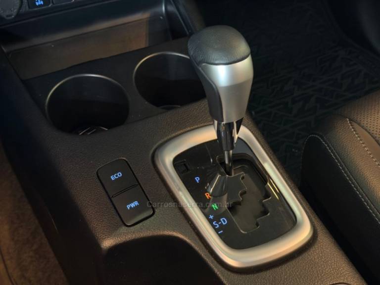 TOYOTA - HILUX - 2022/2023 - Branca - R$ 279.900,00