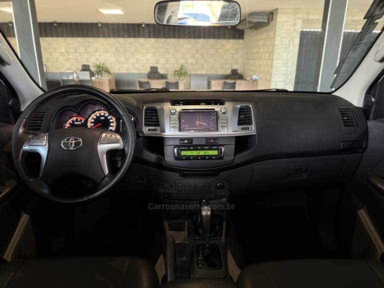 TOYOTA - HILUX - 2014/2014 - Prata - R$ 147.900,00