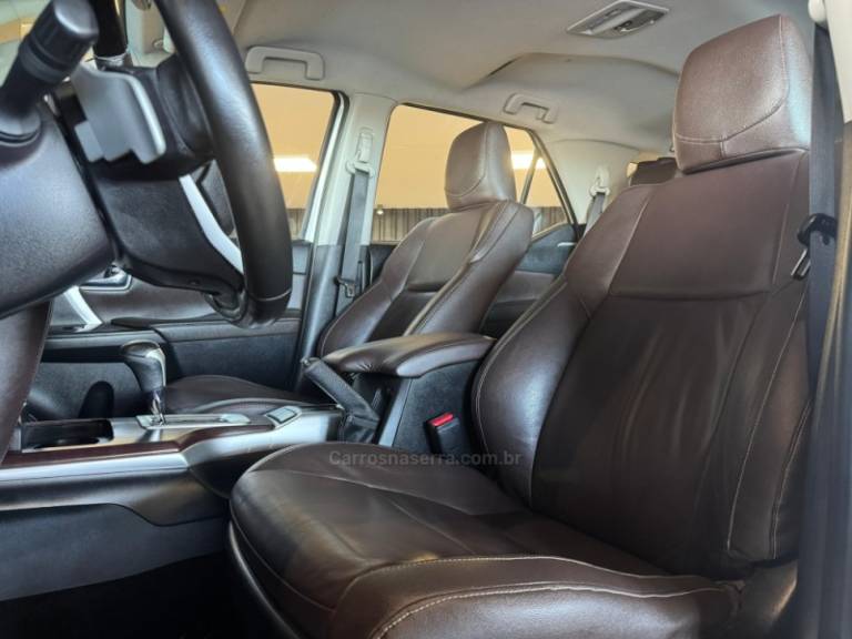 TOYOTA - HILUX SW4 - 2016/2017 - Branca - R$ 214.900,00