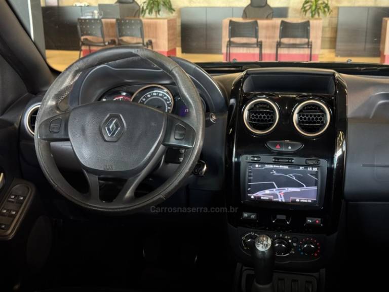 RENAULT - DUSTER - 2015/2016 - Preta - R$ 63.900,00