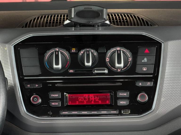 VOLKSWAGEN - UP - 2017/2018 - Branca - R$ 67.900,00