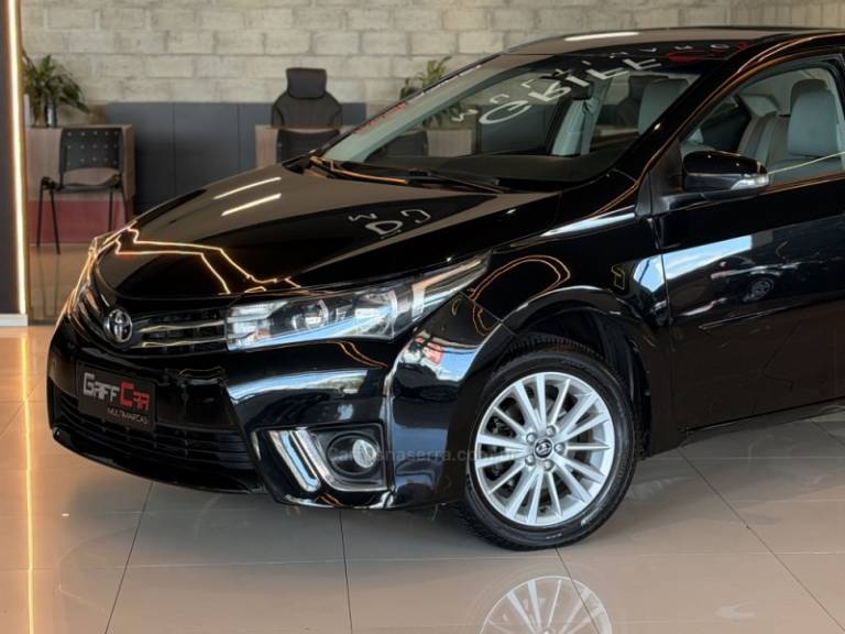TOYOTA - COROLLA - 2016/2017 - Preta - R$ 83.900,00