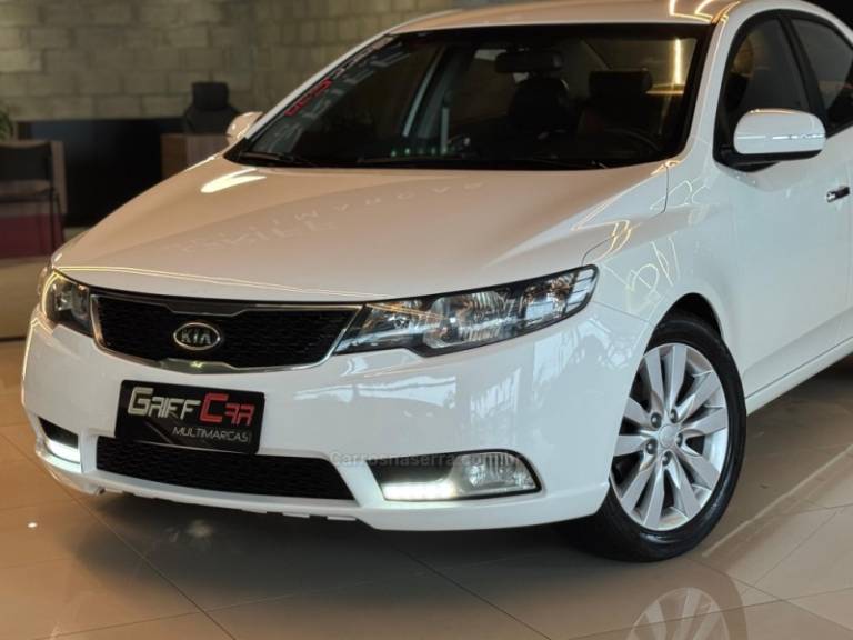 KIA MOTORS - CERATO - 2012/2013 - Branca - R$ 59.900,00