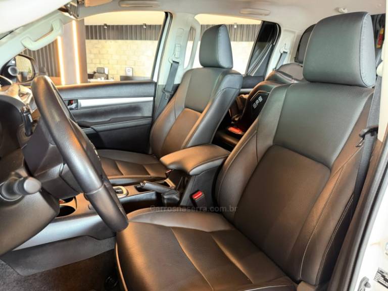 TOYOTA - HILUX - 2022/2023 - Branca - R$ 279.900,00
