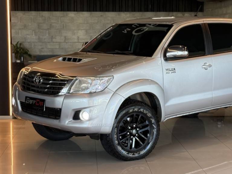 TOYOTA - HILUX - 2014/2014 - Prata - R$ 147.900,00