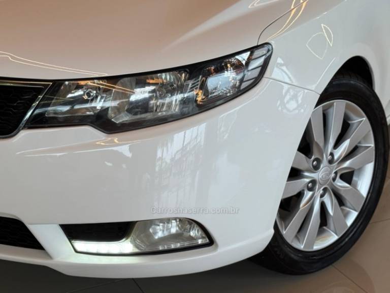 KIA MOTORS - CERATO - 2012/2013 - Branca - R$ 59.900,00