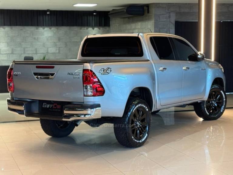 TOYOTA - HILUX - 2016/2017 - Prata - R$ 191.900,00
