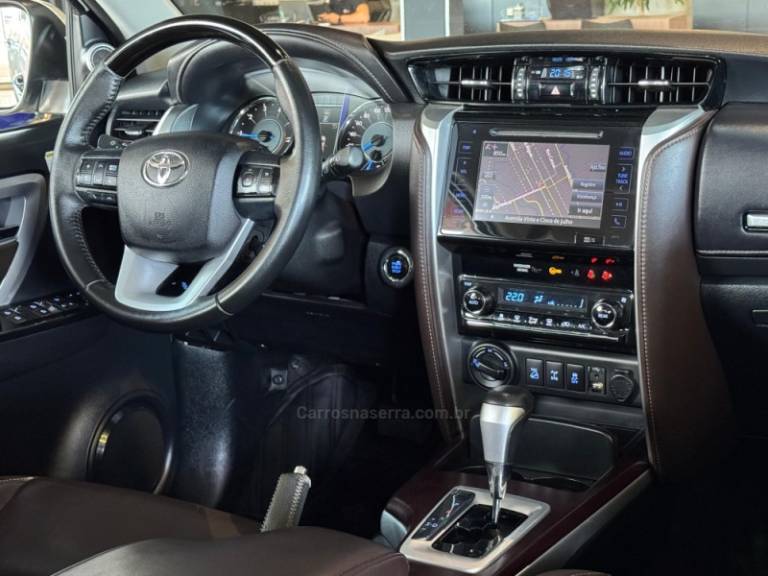 TOYOTA - HILUX SW4 - 2016/2017 - Branca - R$ 214.900,00