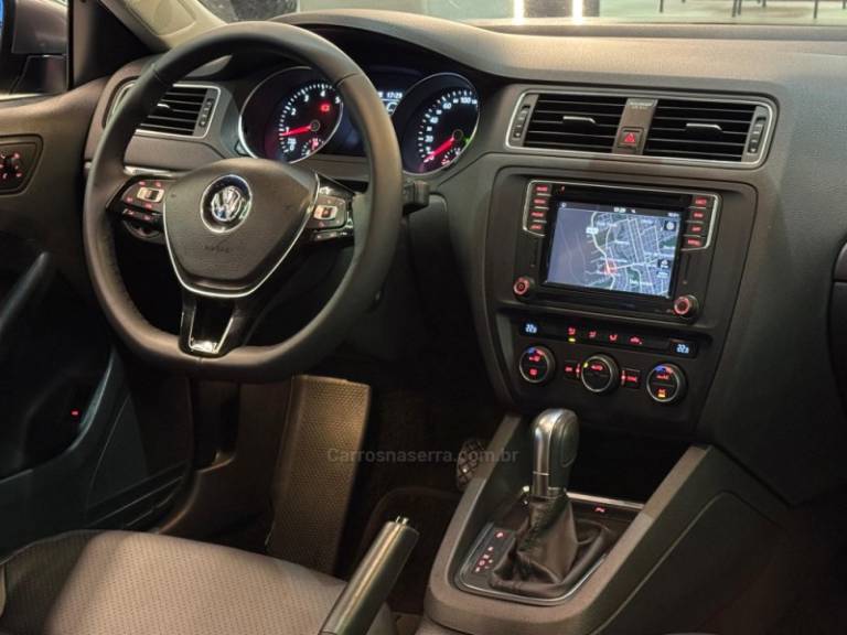 VOLKSWAGEN - JETTA - 2017/2018 - Cinza - R$ 92.900,00