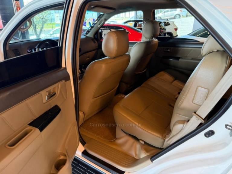 TOYOTA - HILUX SW4 - 2013/2013 - Branca - R$ 146.900,00