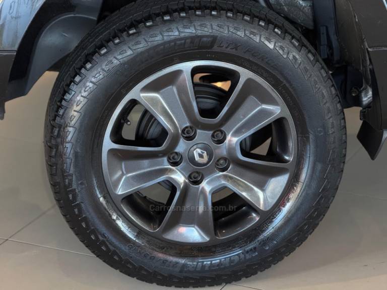 RENAULT - DUSTER - 2015/2016 - Preta - R$ 63.900,00