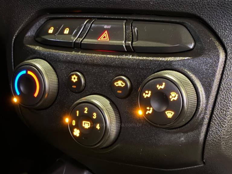 CHEVROLET - ONIX - 2017/2018 - Branca - R$ 49.900,00