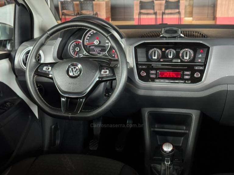 VOLKSWAGEN - UP - 2017/2018 - Branca - R$ 67.900,00