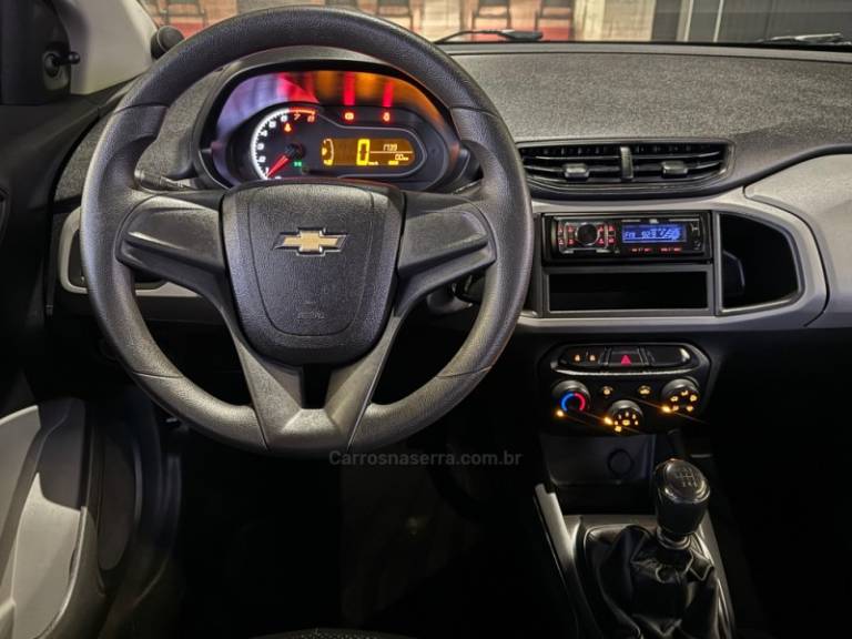 CHEVROLET - ONIX - 2017/2018 - Branca - R$ 49.900,00