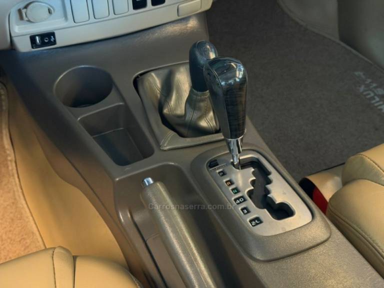 TOYOTA - HILUX SW4 - 2013/2013 - Branca - R$ 146.900,00